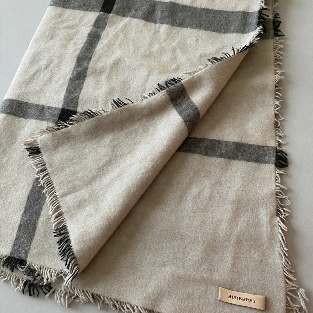 Burberry Gray and Cream scarf - Picture 3 of 3